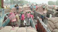 Indian onions at throwaway prices in Hili