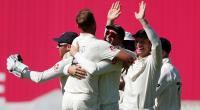 Smith stands firm as England eye victory