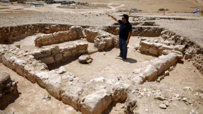 Archaeologists find mosque from when Islam arrived in holy land
