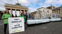 Greenpeace activists block entrance to BP HQ
